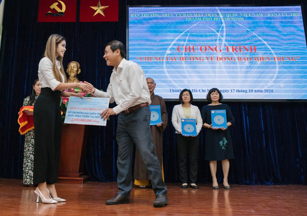 Tiên Nguyễn đại diện nhà tỷ phú Johnathan Hạnh Nguyễn trao 2 tỷ hỗ trợ miền Trung, 1,3 tỷ cho gia đình 13 cán bộ gặp nạn ở Rào Trăng 3 - Ảnh 2.