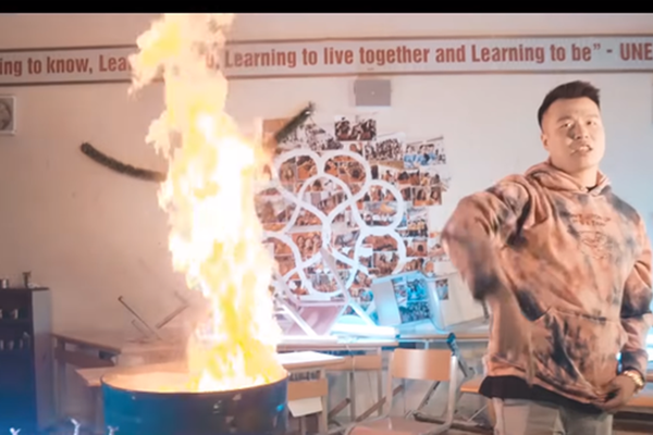 MV đốt sách bị lên án khi câu chuyện được các học sinh bốc phốt - Ảnh Cắt từ clip