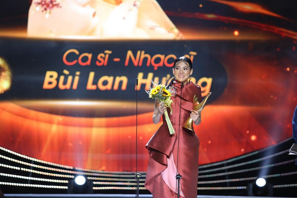 Bùi Lan Hương nhận giải thưởng Nghệ sĩ mới của năm tại Lễ trao giải Âm nhạc Cống hiến lần thứ Mười bốn - Ảnh Thanhnien