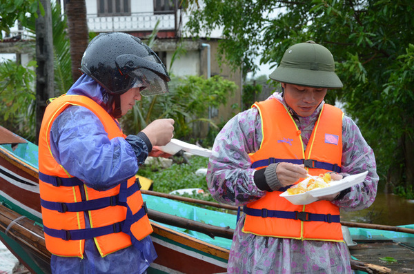 Miếng cơm ăn vội dưới mưa trên đường đưa đồ tiếp tế cho dân bị lũ cô lập ở Quảng Bình - Ảnh 10.