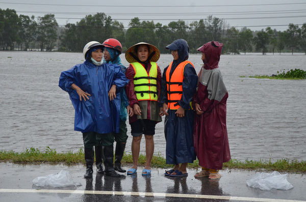 Miếng cơm ăn vội dưới mưa trên đường đưa đồ tiếp tế cho dân bị lũ cô lập ở Quảng Bình - Ảnh 9.