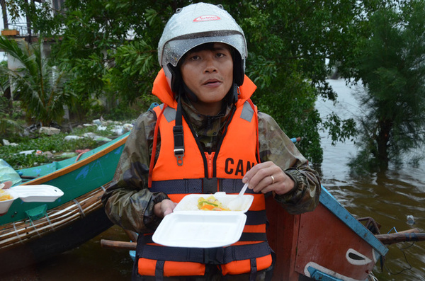 Miếng cơm ăn vội dưới mưa trên đường đưa đồ tiếp tế cho dân bị lũ cô lập ở Quảng Bình - Ảnh 12.