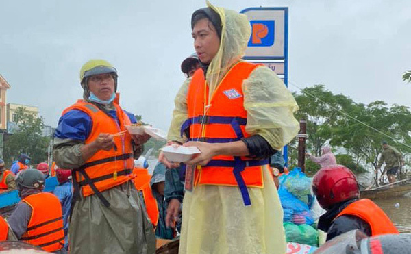  
Hồ Việt Trung mặc áo mưa, mặc thêm áo phao để đi cứu trợ (Ảnh: FBNV) - Tin sao Viet - Tin tuc sao Viet - Scandal sao Viet - Tin tuc cua Sao - Tin cua Sao