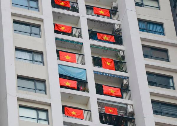 Người dân treo cờ 'nhuộm đỏ' chung cư cổ vũ Việt Nam chiến thắng dịch COVID- 19 | baotintuc.vn
