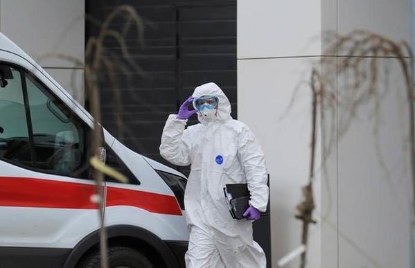  
Nhân viên y tế mặc đồ bảo hộ để phòng chống dịch Covid-19 lây lan. (Ảnh: Reuters) 