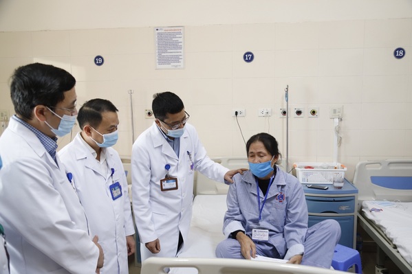  
Bác sĩ Bệnh viện K ủng hộ được 15 triệu đồng giúp đỡ gia đình bà Oanh. (Ảnh: Bệnh viện K)