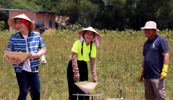  
Lâm Vỹ Dạ đi thu hoạch đậu bắp giữa trưa nắng (Ảnh: NVCC) - Tin sao Viet - Tin tuc sao Viet - Scandal sao Viet - Tin tuc cua Sao - Tin cua Sao
