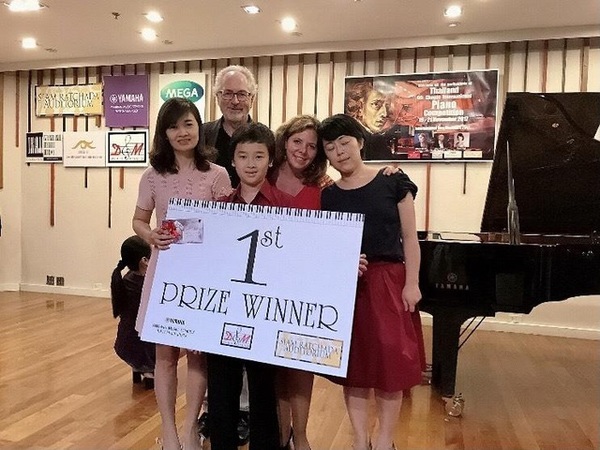 “Cậu bé vàng” piano tự hào khi quốc kỳ Việt Nam tung bay tại các cuộc thi - 2