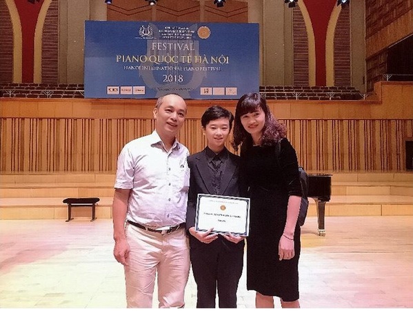 “Cậu bé vàng” piano tự hào khi quốc kỳ Việt Nam tung bay tại các cuộc thi - 3