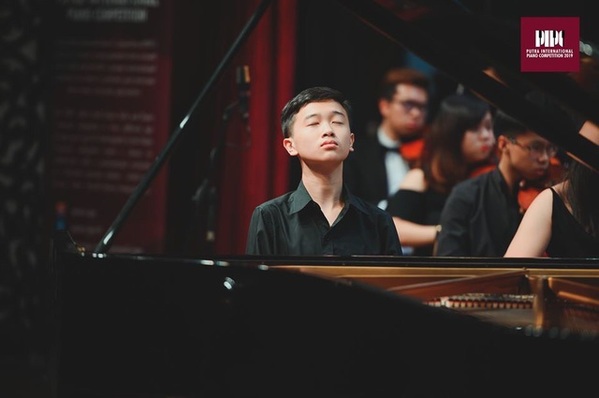 “Cậu bé vàng” piano tự hào khi quốc kỳ Việt Nam tung bay tại các cuộc thi - 1