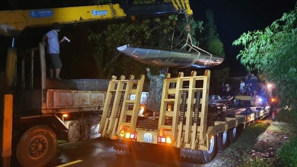 
Ngay trong đêm, những chiếc đò máy cole đã được vận chuyển từ Quảng Bình ra Thanh Chương, Nghệ An. (Fanpage: Xứ Nghệ 24H)
