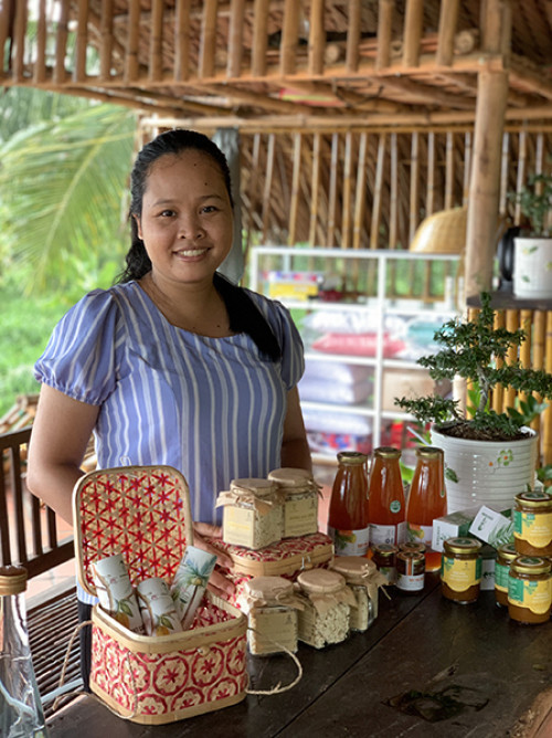  
Chị Chal Thi là người Khmer, thạc sỹ công nghệ thực phẩm. (Ảnh: Kênh Pháp luật)