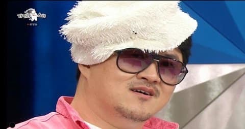 Chaeyoung chia sẻ với MC Radio Star, nói đây là chiếc nón yêu thích. (Ảnh: Chụp màn hình)