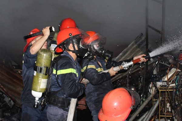 CBCS Đội Chữa cháy và cứu nạn cứu hộ số 1 tham gia chữa cháy xưởng sản xuất, chế biến gỗ ở TP Vinh