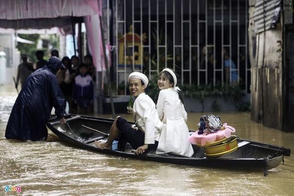 Đám cưới mùa lũ: Cô dâu chú rể ngồi thuyền, nhờ giải cứu 55 mâm cỗ 