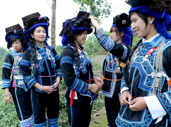  
Chị em Hà Nhì chuẩn bị tham gia vào lễ hội. (Ảnh: Phunuphapluat.vn)