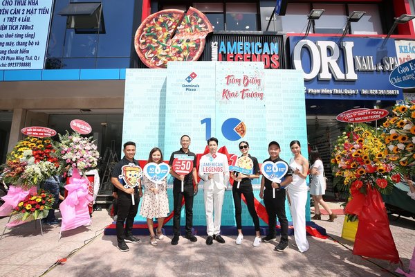 Karik trở thành “Hoàng tử pizza” khuấy động buổi khai trương cửa hàng thứ 50 của Domino’s Pizza