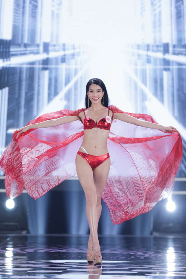  
Cô được xem là một trong những Á hậu sở hữu vòng 1 khủng nhất trong dàn người đẹp đăng quang ngôi vị Hoa hậu Việt Nam trước giờ.​