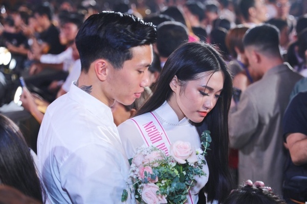  
Văn Hậu có mặt tại đêm chung kết Hoa hậu Việt Nam để tặng hoa chúc mừng Hải My. (Nguồn: Pinterest)