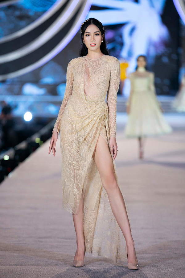  
Bộ váy tôn lên đôi chân dài miên man của Á hậu Việt Nam 2020 (Ảnh: BTC)