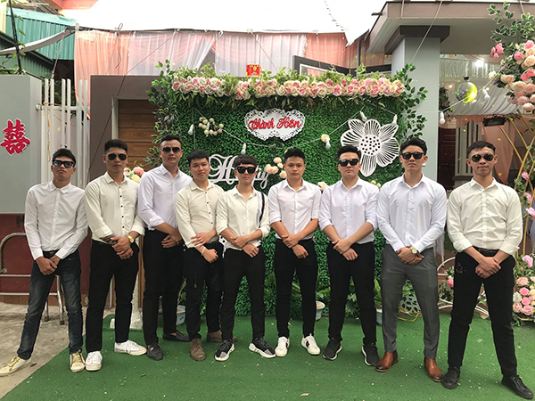Việc tặng quà với mong muốn cô dâu chú rể mãi mãi hạnh phúc.