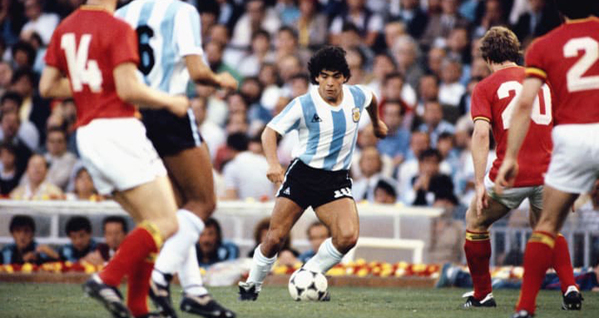 Maradona, Maradona qua đời, Phía sau bức ảnh lột tả sự vĩ đại của Maradona, World Cup 1982, Argentina vs Bỉ, Maradona vĩ đại, Sự nghiệp Maradona, đội tuyển Argentina