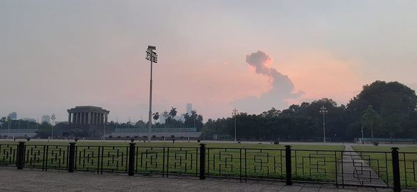       
Đám mây hình rồng đang bay xuất hiện ở Hà Nội. (Ảnh: Thế Anh) 