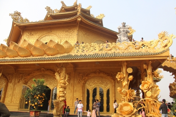 Ngôi chùa dát vàng lung linh thu hút du khách ở Hưng Yên