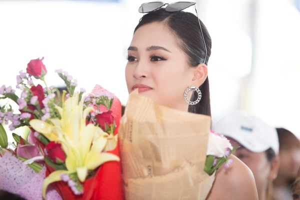  
Cô nhận được rất nhiều hoa từ người thân và người hâm mộ (Ảnh: T.H) - Tin sao Viet - Tin tuc sao Viet - Scandal sao Viet - Tin tuc cua Sao - Tin cua Sao