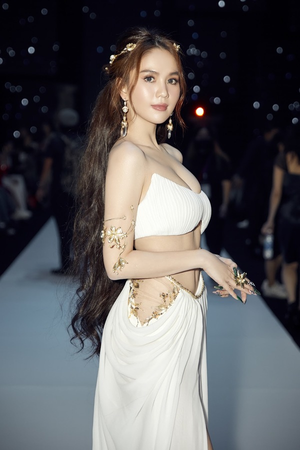 
Ngọc Trinh khoe vẻ gợi cảm trong đêm bế mạc Tuần lễ thời trang Quốc tế Việt Nam 2020
