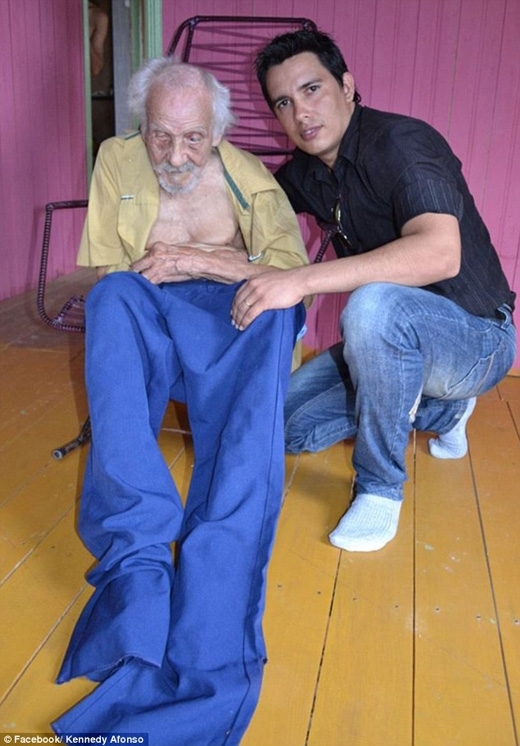                
Người nhân viên xã hội có tên Alexandre Santana Inss chụp ảnh cùng cụ ông Joao Coelho de Souza, người được khẳng định là người già nhất thế giới với 131 tuổi. (Ảnh: Daily Mail)