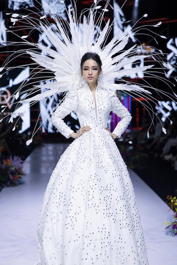  
Phương Nga tái xuất tại Tuần lễ thời trang Việt Nam 2019 với vai trò vedette cho BST của NTK Đức Vincie. (Ảnh: Vietnamnet) - Tin sao Viet - Tin tuc sao Viet - Scandal sao Viet - Tin tuc cua Sao - Tin cua Sao