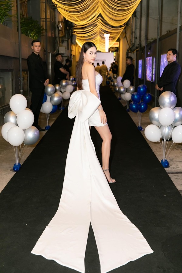  
Hoa hậu Hà Vi Vi cũng diện chiếc váy nơ trắng khổng lồ (Ảnh: FBNV) - Tin sao Viet - Tin tuc sao Viet - Scandal sao Viet - Tin tuc cua Sao - Tin cua Sao