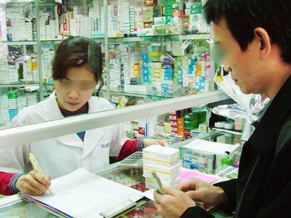        
Việc mua bán thuốc tại Việt Nam hiện nay còn bừa bãi, tràn lan.