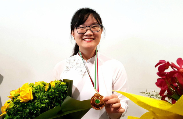     
Nguyễn Phương Thảo với tấm huy chương Vàng trong kỳ thi Olympic Sinh học quốc tế 2018 - Ảnh: Internet
