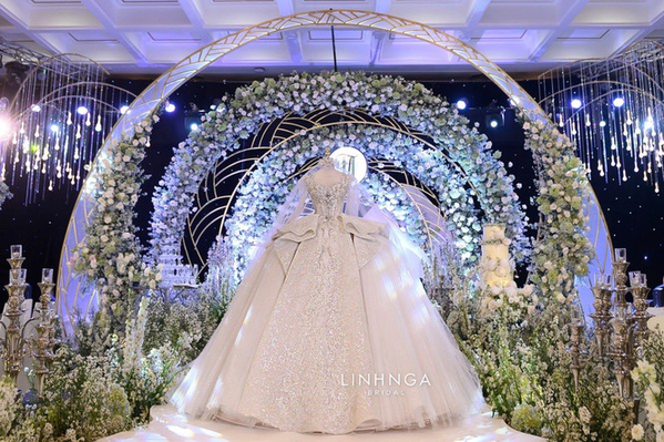  
Không gian đám cưới cực đẳng cấp với chiếc váy cưới trị giá 28 tỷ đồng của cô dâu. (Ảnh: Linh Nga Bridal)