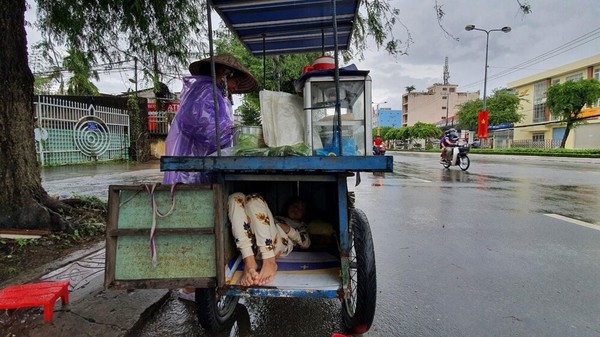 Xót xa trước hoàn cảnh của 3 bà cháu: Đến giấc ngủ cũng tới từ thùng xe bánh bò mưu sinh 11