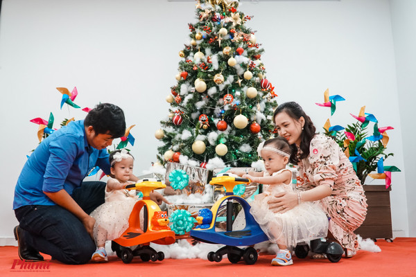  
Trúc Nhi - Diệu Nhi cùng bố mẹ đón Giáng sinh ấm áp. (Ảnh: VOV).