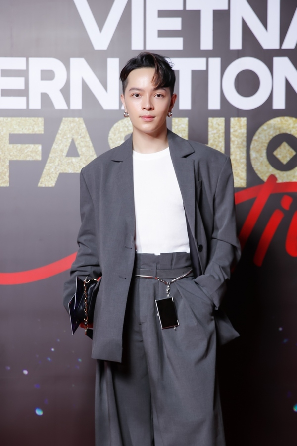  
Fashionista Kelbin Lei trong outfit gồm vest oversize tông màu trung tính.