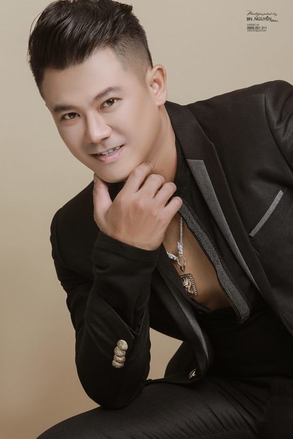  
Ca sĩ Vân Quang Long qua đời ở tuổi 41. (Ảnh: Saigon Music) - Tin sao Viet - Tin tuc sao Viet - Scandal sao Viet - Tin tuc cua Sao - Tin cua Sao