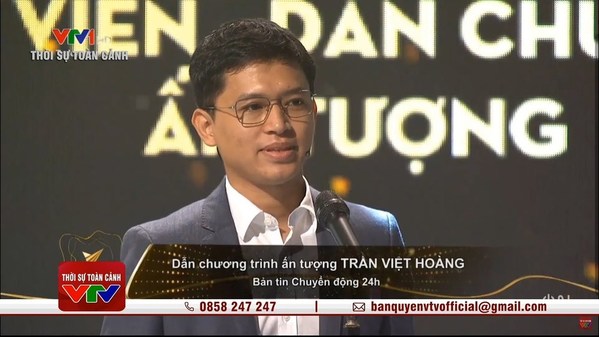  
Biên tập viên Việt Hoàng nhận giải Dẫn Chương Trình Ấn Tượng. (Ảnh chụp màn hình)