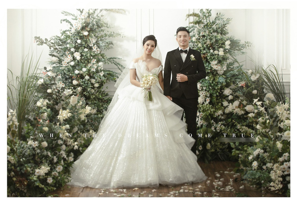 
Bùi Tiến Dũng và Khánh Linh vừa tung ra thêm nhiều ảnh cưới vào sáng ngày hôm nay 29/12. 