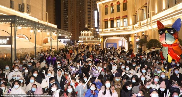 Cảnh tượng đón năm mới 2021 ở Vũ Hán – thành phố từng là tâm dịch Covid-19 của thế giới - Ảnh 6.
