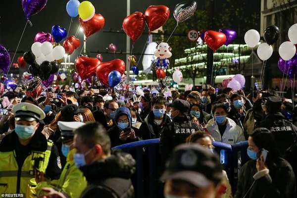Cảnh tượng đón năm mới 2021 ở Vũ Hán – thành phố từng là tâm dịch Covid-19 của thế giới - Ảnh 4.