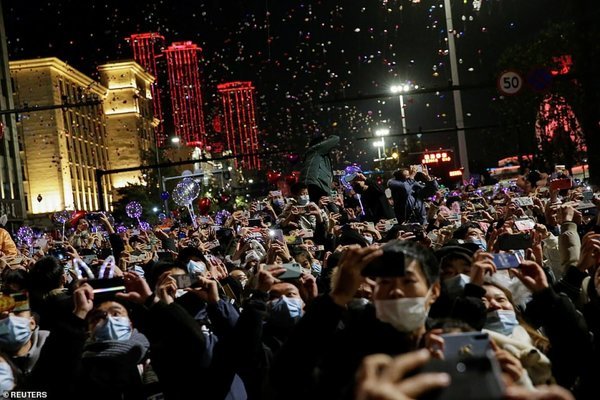 Cảnh tượng đón năm mới 2021 ở Vũ Hán – thành phố từng là tâm dịch Covid-19 của thế giới - Ảnh 2.