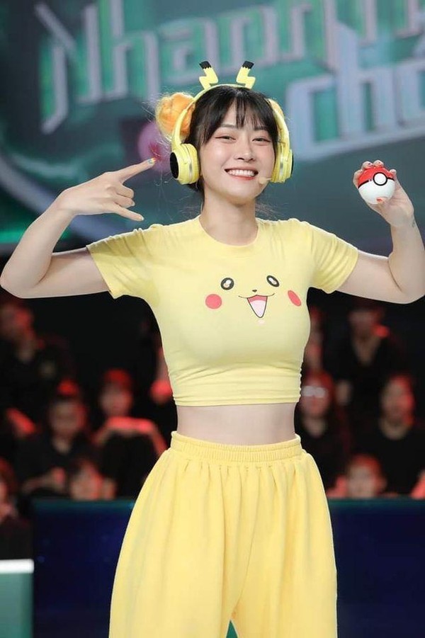  
Lê Bống trở nên nổi tiếng hơn kể từ sau khi gây tranh cãi vì bộ đồ Pikachu bó sát trên truyền hình. (Ảnh: FBNV)