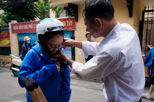 Cảm động hình ảnh người cha đưa con gái đi thi tại TP HCM - Báo Người lao  động