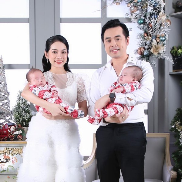 Ngày 21/10, nữ ca sĩ Sara Lưu hạ sinh 2 con trai Gia Khang và Gia Khôi.