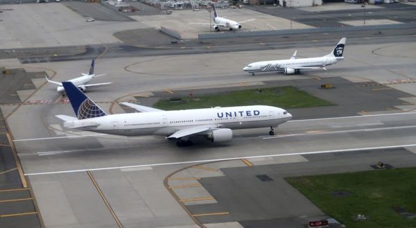 Máy bay United Airlines hạ cánh khẩn cấp vì dòng chữ nguy hiểm bên trong  nhà vệ sinh