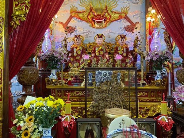 Sao Việt 24h: Xúc động món đồ Hoài Linh đặt trên bàn thờ Chí Tài trong đền thờ 100 tỷ - 1
